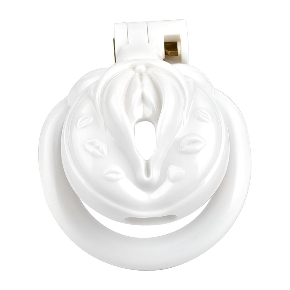 Designed for those into sissy training and chastity cuck dynamics, this flat chastity cage ensures a secure, discreet fit." "Für diejenigen, die Sissy Training und Chastity Cuck Dynamiken mögen, bietet dieses flache Chastity Cage eine sichere, diskrete P