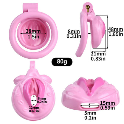 Lock in your desires with a pink chastity cage, flat chastity cage, and femboy chastity device."  "Schließen Sie Ihre Wünsche mit einem rosa Chastity Cage, flachem Chastity Cage und femboy Chastity Gerät ein