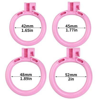 The pink chastity cage and flat chastity cage are designed for comfort, ideal for femboy chastity enthusiasts."  "Das rosa Chastity Cage und flaches Chastity Cage sind für Komfort ausgelegt, ideal für femboy Chastity Fans.